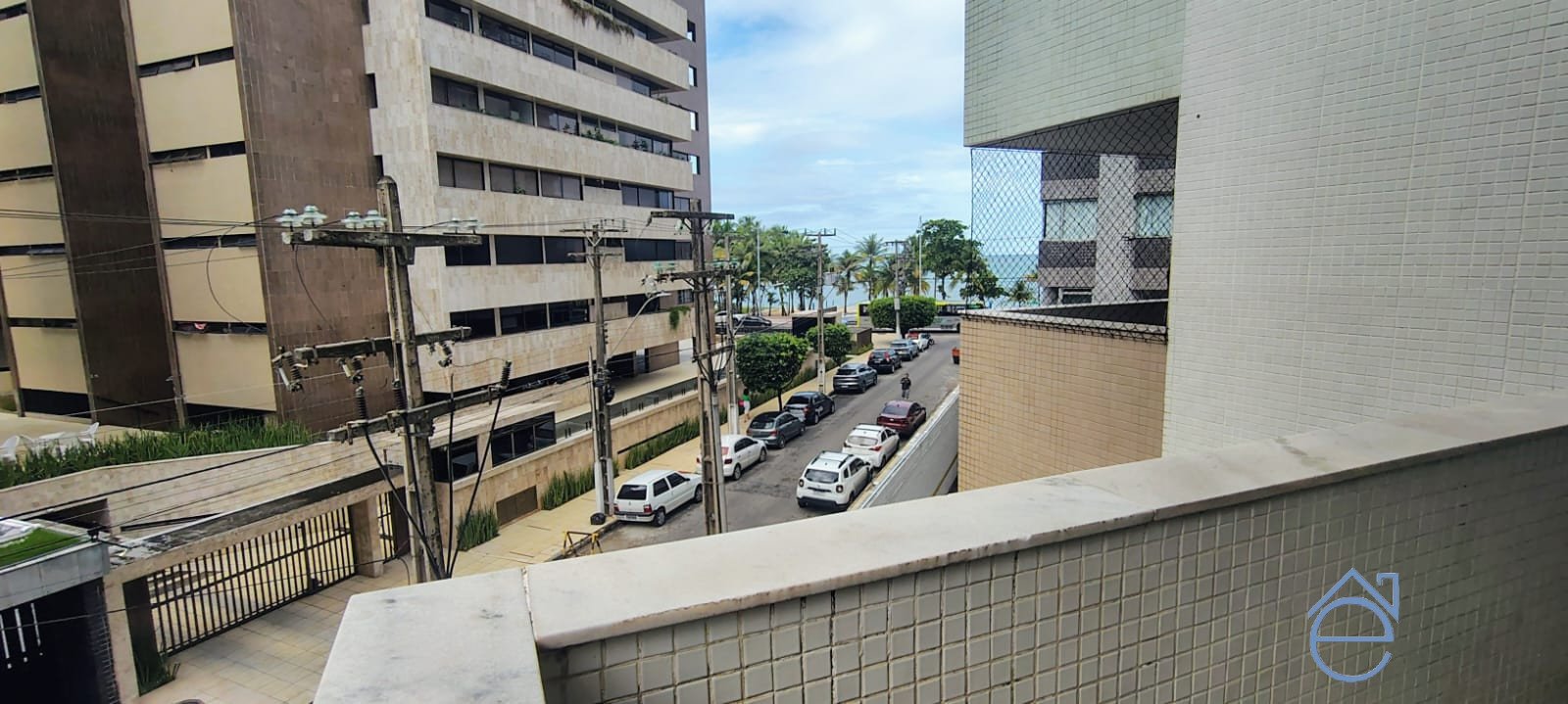 Apartamento à venda, 3/4 sendo 1 suíte, DCE, 2 vagas de garagem e 50m do mar