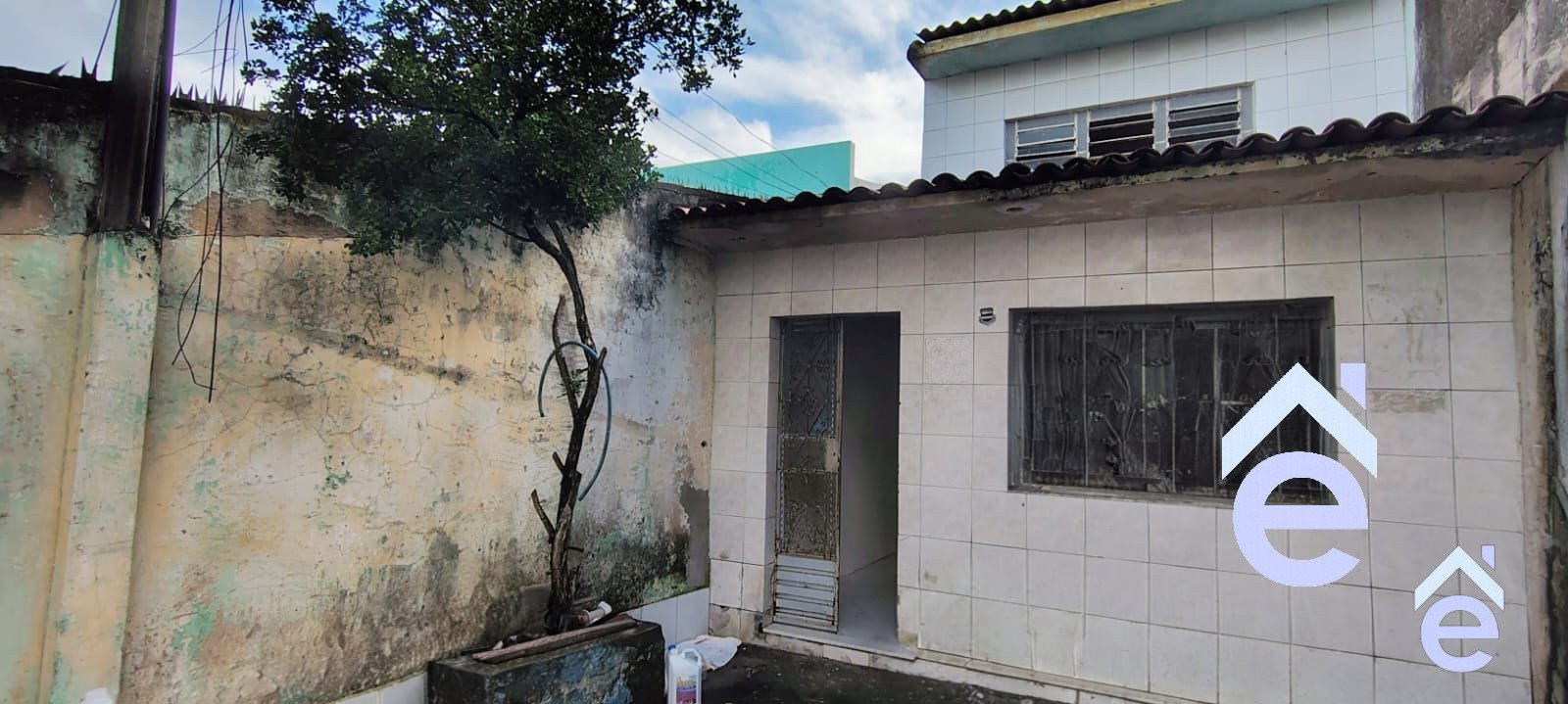 Casa à venda no Poço, 4/4, 2 wc com DCE, boa localização.
