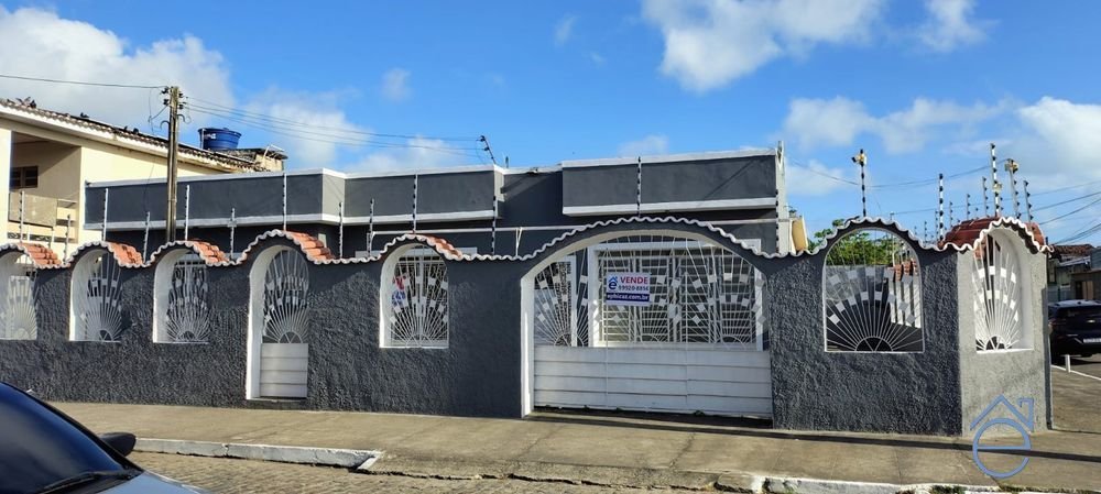 Casa à venda de esquina na Ponta Grossa, 3/4, sala ampla, garagem e DCE, 323m2