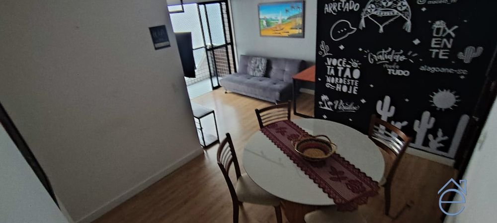 Apartamento à venda na Pajuçara, 2/4 sendo 1 suíte, ótimo local 