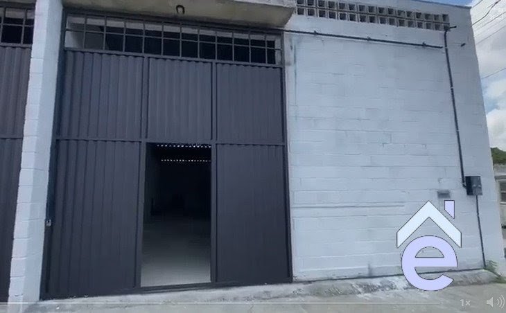 Galpão à venda no bairro de Santa Lúcia, um com 140m2 e outro com 165m2, esquina.